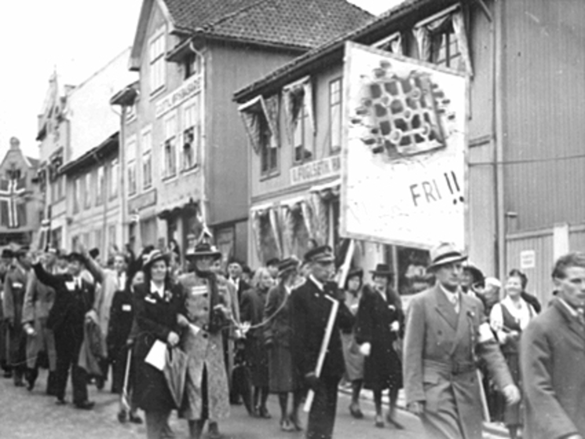 Anno Domkirkeodden, 17 MAI TOG, FREDSJUBEL, PLAKAT MED TEKSTEN "VI ER FRI!", MYE FOLKSE HHB 10102