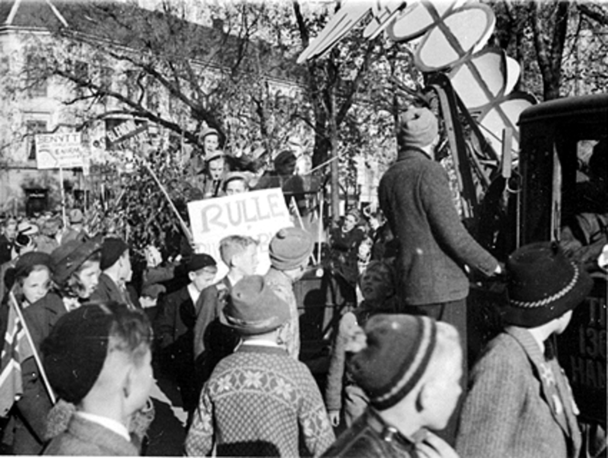 Anno Domkirkeodden, 17 MAI, RUSSETOGET MED PLAKATER OG RUSS, MYE FOLK, PÅ PLAKATENE: "BENYTT VÅRE PENGESEDLER, ENORM KJØPEKRAFT", "BLENDING FORBUDT"