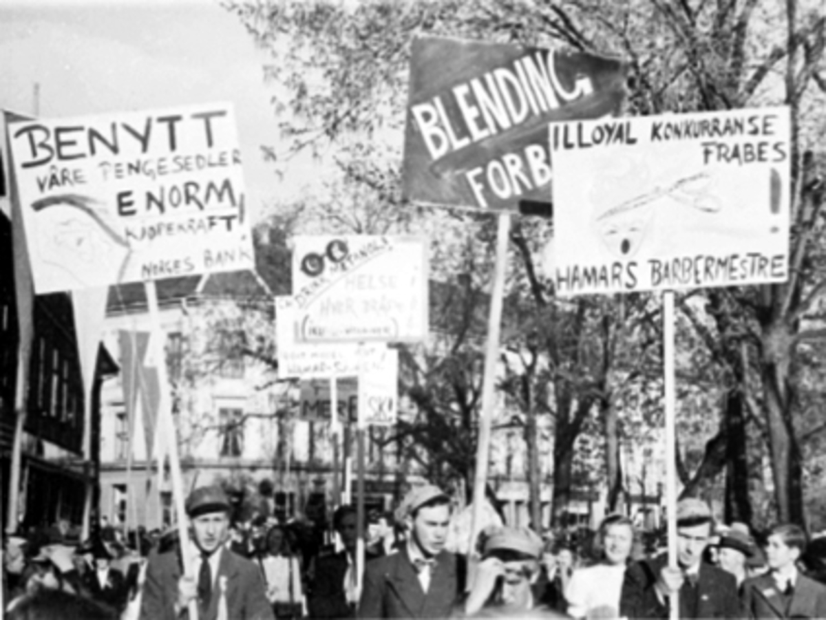 Anno Domkirkeodden, 17. mai, Russetoget i Strandgata etter krigen, Russ, mange plakater, mange tilskuere.