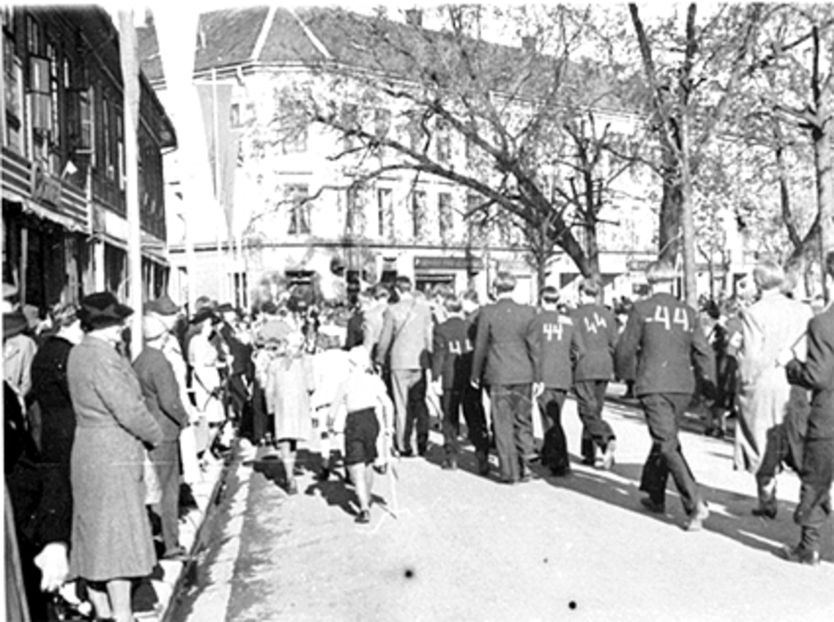 Anno Domkirkeodden, 17 MAI, RUSSETOGET, RUSS 44 PÅ RYGGEN, TILLSKUERE I STRANDGATA