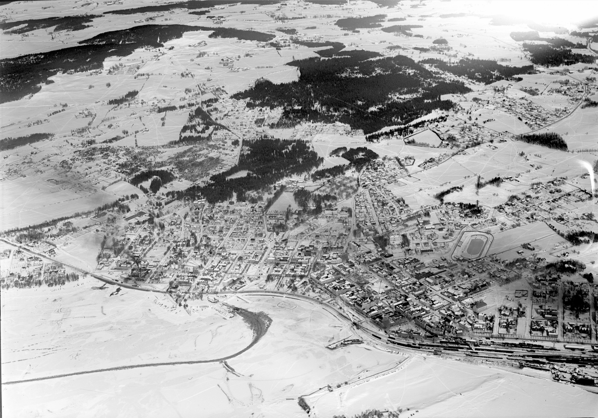 Widerøes Flyveselskap A/S, FLYFOTO OVERSIKT OVER BYEN OG OMEGN, VINTER, MJØSIS MED RÅK INN TIL BRYGGA