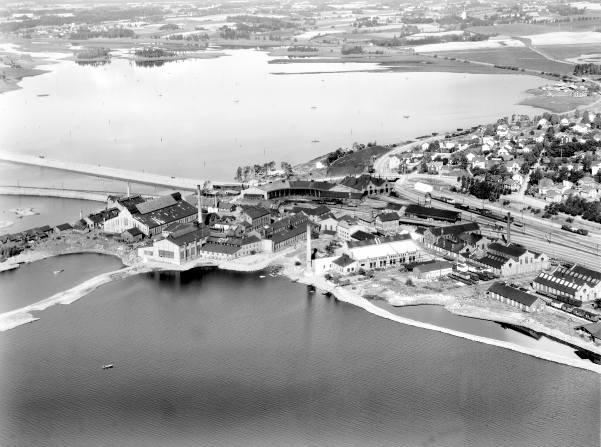 Widerøes Flyveselskap A/S, FLYFOTO OVER HAM-JERN, JERNBANEVERKSTEDET, ESPERN, ÅKERSVIKA