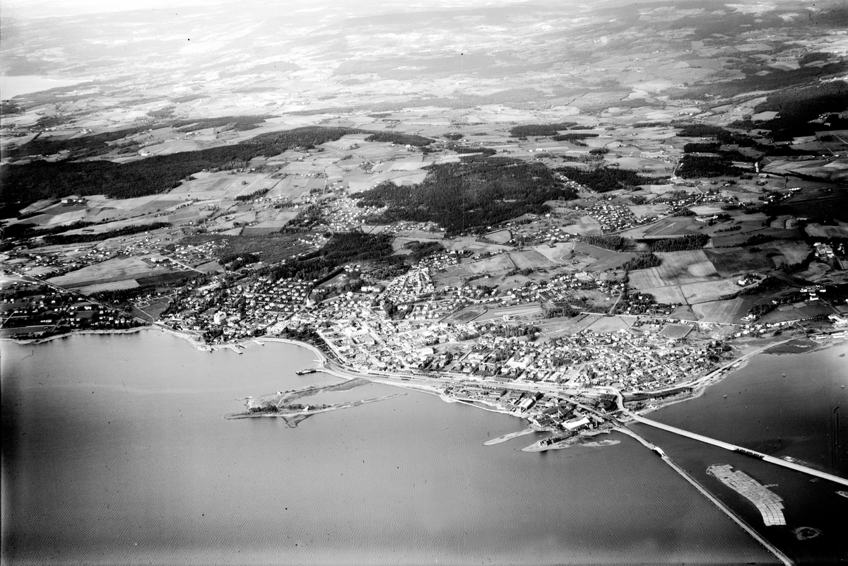 Widerøes Flyveselskap A/S, FLYFOTO OVERSIKT OVER HAMAR MED OMEGN