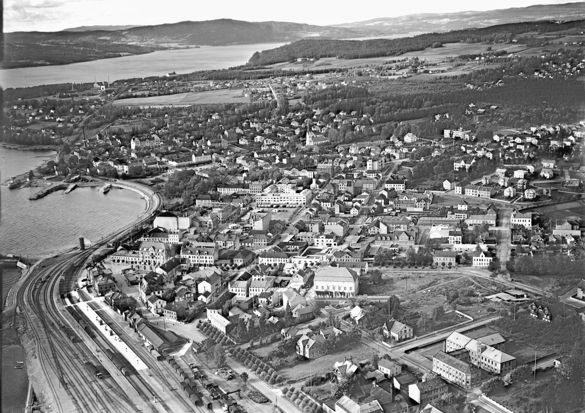 Widerøes Flyveselskap A/S, FLYFOTO FRA STANGEVEGEN MED HAMAR STASJON, JERNBANELINJA MOT FURUBERGET