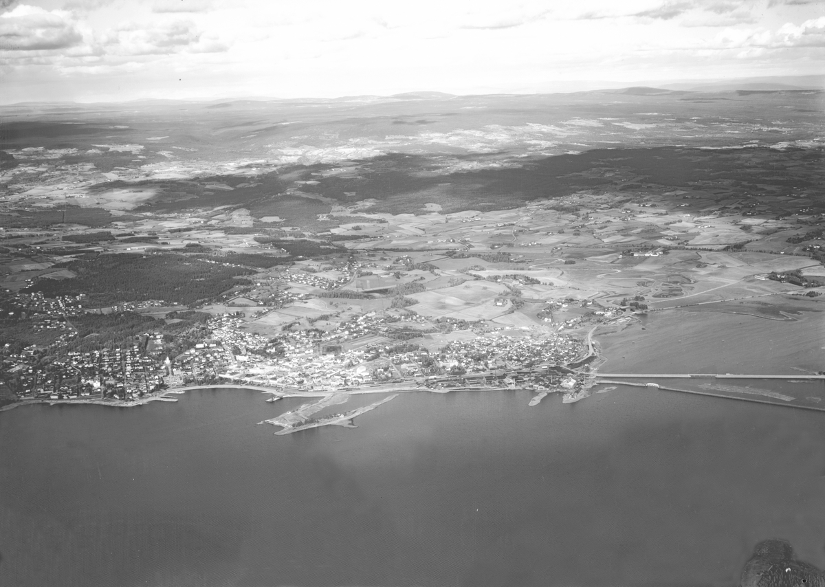 Widerøes Flyveselskap A/S, FLYFOTO, OVERSIKT OVER BYEN FRA HAMARBUKTA MOT VANG