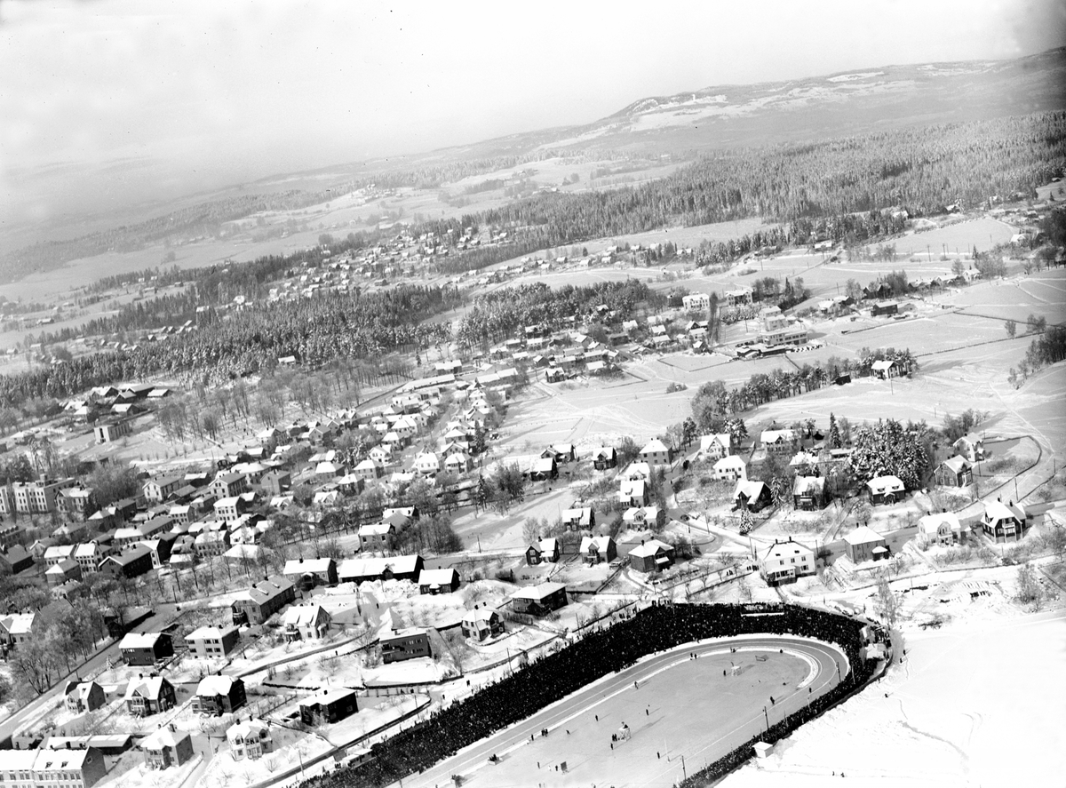 Widerøes Flyveselskap A/S, FLYFOTO, E. M. EUROPAMESTERSKAP PÅ SKØYTER, HAMAR STADION, ANKERSKOGEN OG BØRSTAD