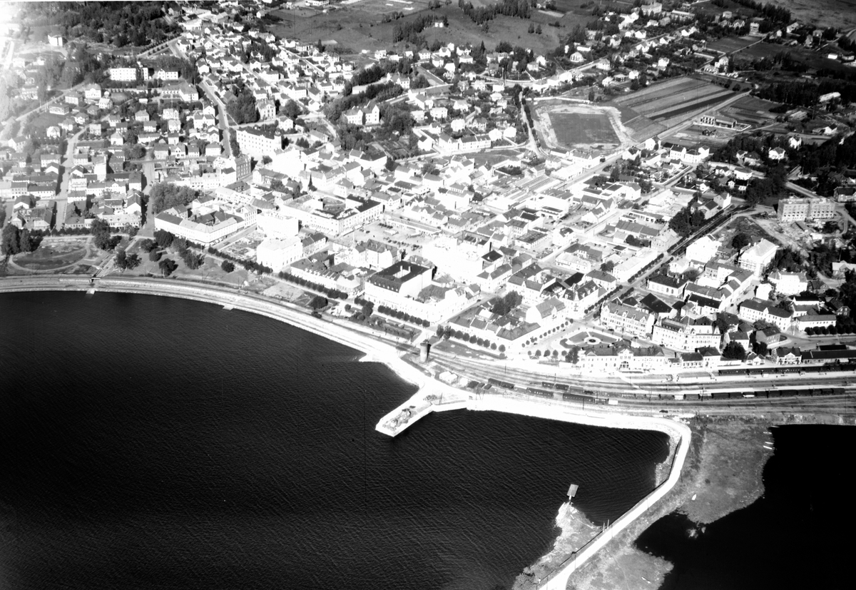 Widerøes Flyveselskap A/S, FLYFOTO OVERSIK TJUVOLMEN, HAMARBUKTA, SENTRUM