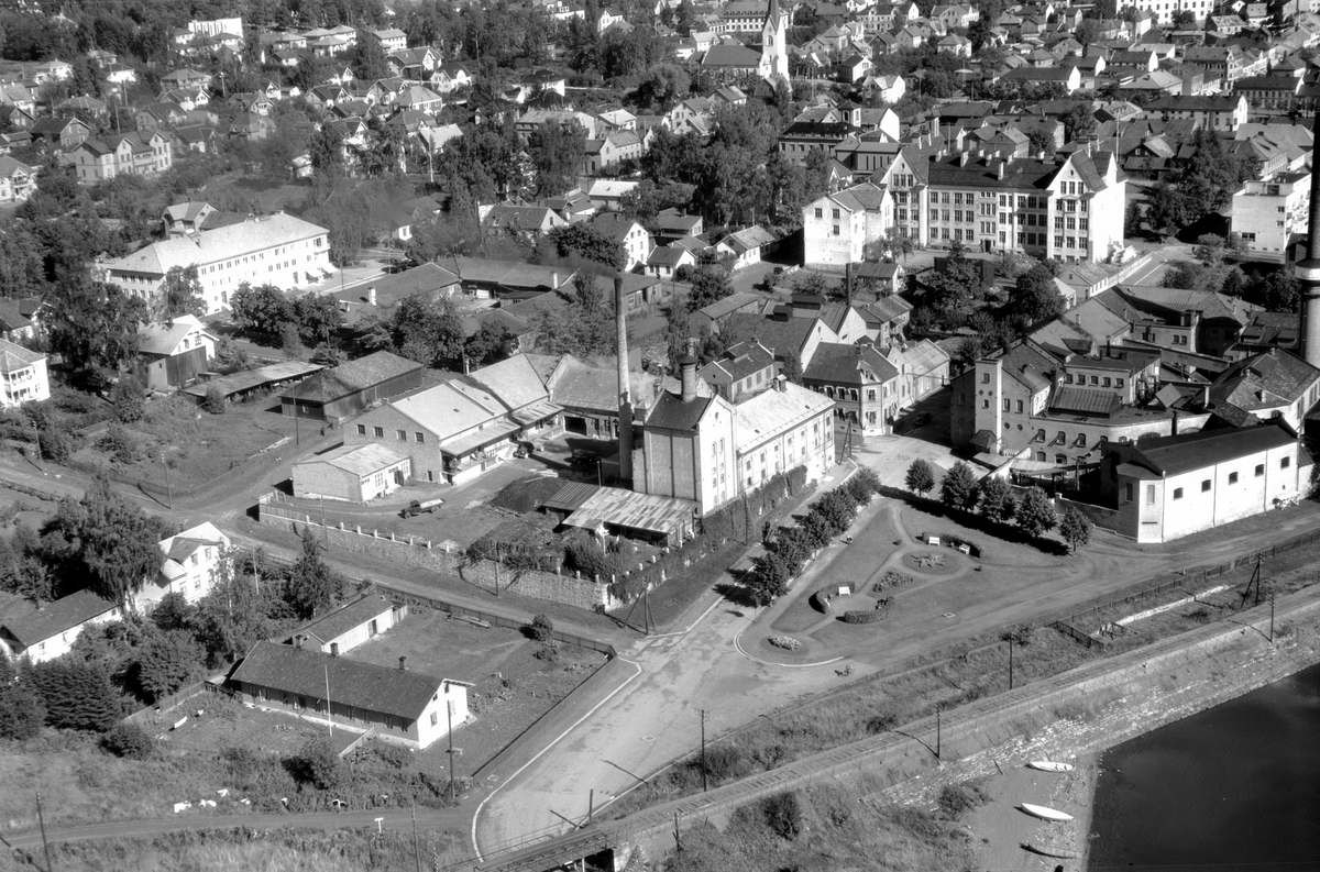 Widerøes Flyveselskap A/S, FLYFOTO, FRA JERNBANEUNDERGANGEN I NORDVIKVEGEN/STORHAMARGATA, HAMAR BRYGGERI, MELKEFABRIKKEN, HAMAR KATEDRALSKOLE