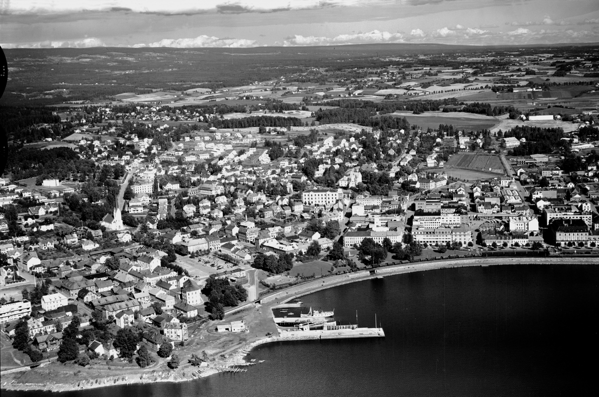 Widerøes Flyveselskap A/S, FLYFOTO STOR OVERSIKT FRA HØIENSALODDEN, HAMAR BRYGGE, SENTRUM MOT VANG KIRKE, Hamar Brygge, mjøsbåter, jernbanefylling.
