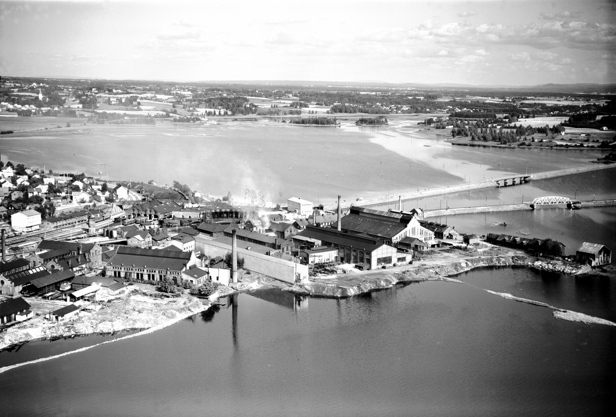 Widerøes Flyveselskap A/S, FLYFOTO ESPERN, HAMAR JERNSTØPERI (HAM-JERN), STANGEBRUA MOT BEKKELAGET OG ÅKER, Åkersvika.
