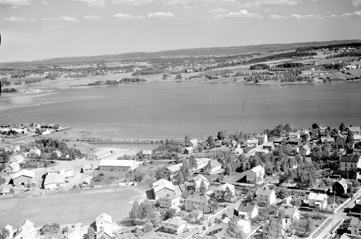 Widerøes Flyveselskap A/S, FLYFOTO STOR OVERSIKT OVER BRISKEBYEN FRA OPPLANDSSAGA TIL ANDREAS SÆHLIESGATE, ÅKERSVIKA, HJELLUM OG BEKKELAGET I BAKGRUNNEN