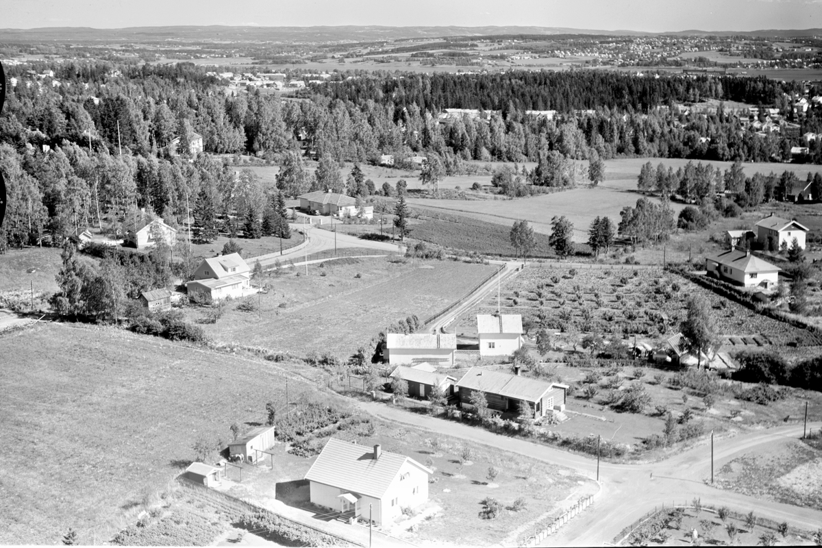 Widerøes Flyveselskap A/S, FLYFOTO VOGNVEGEN/OPPLANDSGATA FØR UTBYGGING AV AJER VIDEREGÅENDE SKOLE