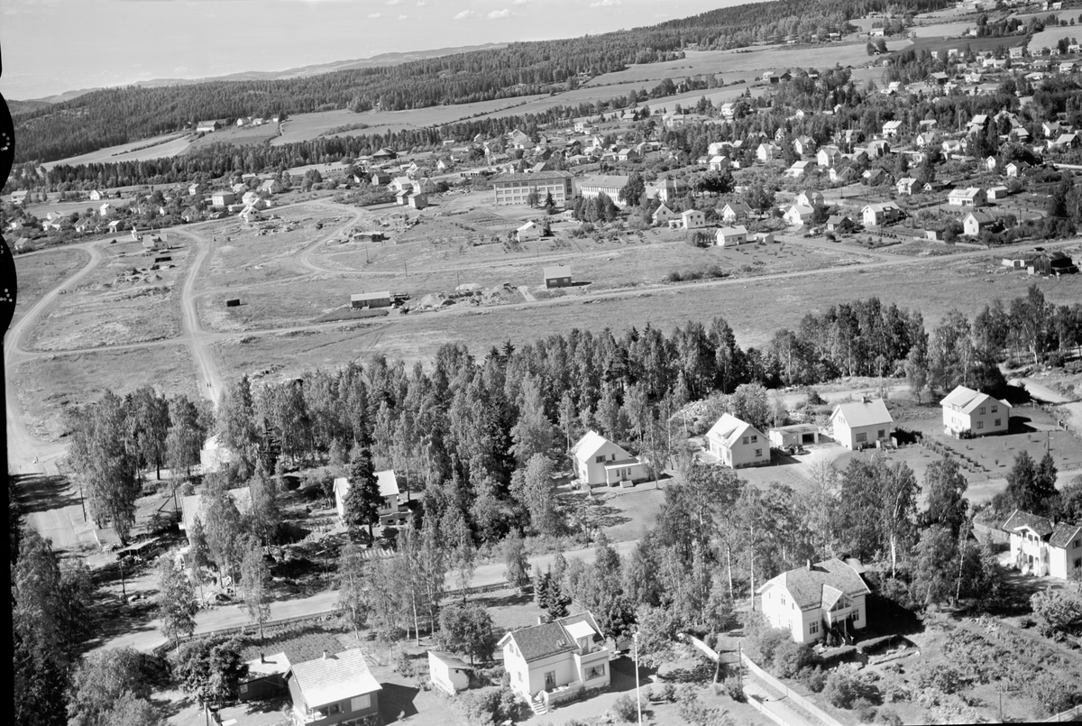 Widerøes Flyveselskap A/S, FLYFOTO OVERSIKT ØYSTEINSGATA. STORMYRA, STORHAMAR SKOLE