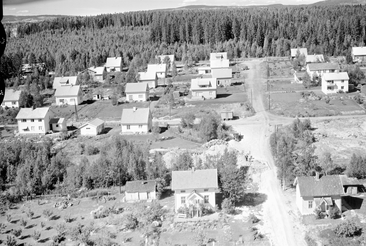 Widerøes Flyveselskap A/S, FLYFOTO OVERSIKT AJER, MÆHLUMSLØKKA UNDER UTBYGGING