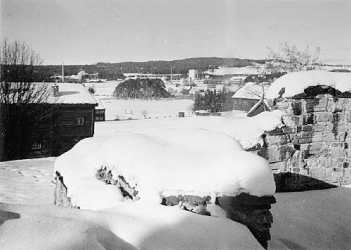 Anno Domkirkeodden, FRA DOMKIRKERUINEN MOT BOLSTADBYGNINGEN OG ROSENLUNDSVIKA, VINTER, HEDMARKSMUSEET OG DOMKIRKEODDEN