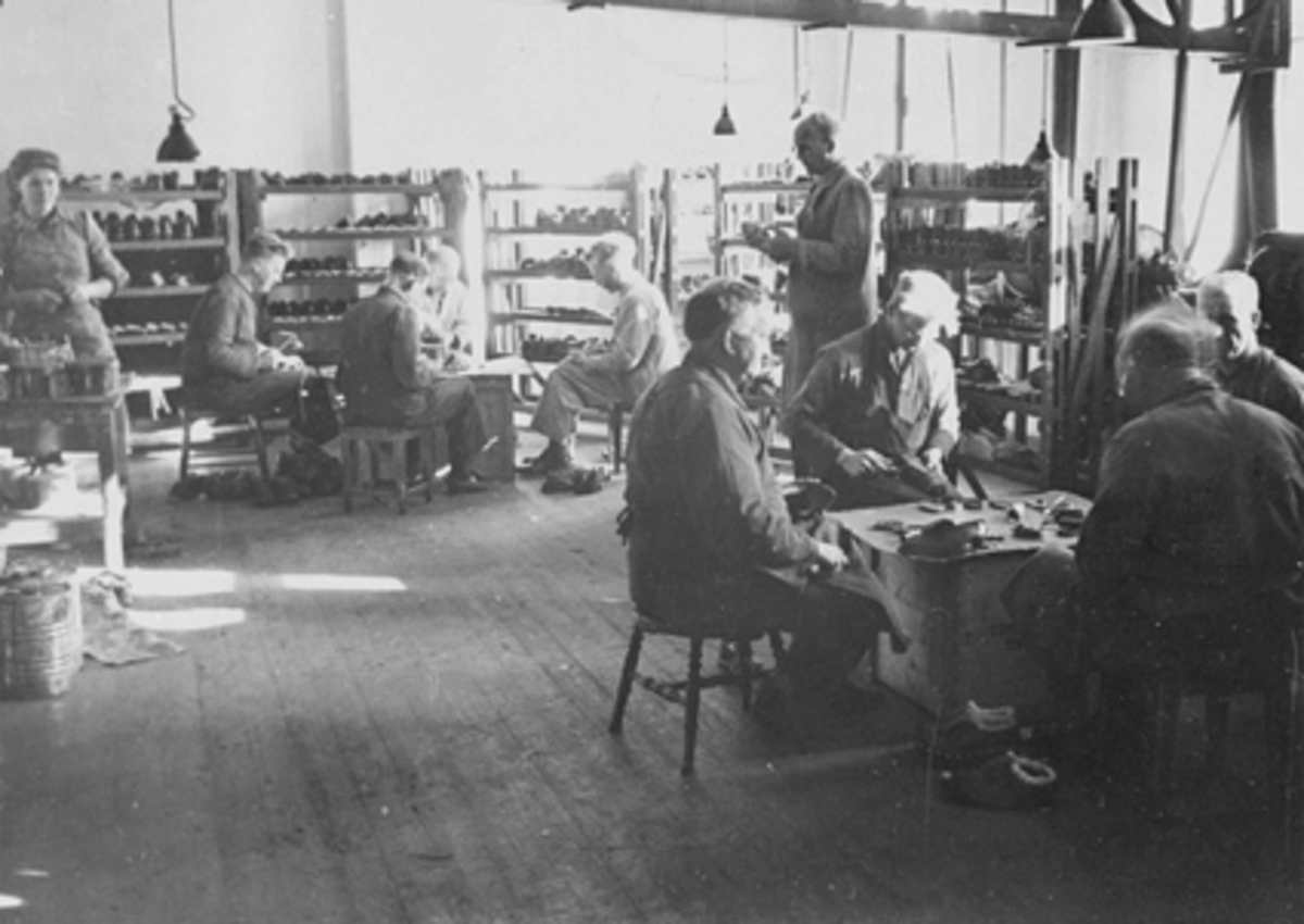 Anno Domkirkeodden, 22 arbeidere, krakker, treskoproduksjon, Norrøna Skofabrikk. Treskoproduksjon under krigen. Spikertresko. Slo på skinnoverlær på trebotn.