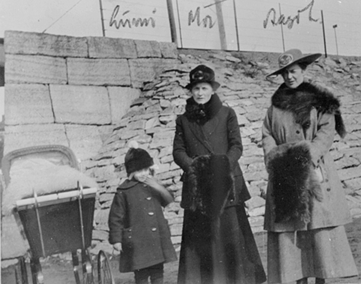 Anno Domkirkeodden, Lumi Johannessen, Anna Marie Johannessen Lunde og Aagot Morbech Johannessen , barnevogn, hatter, kvinnedrakt, vinter, pels.