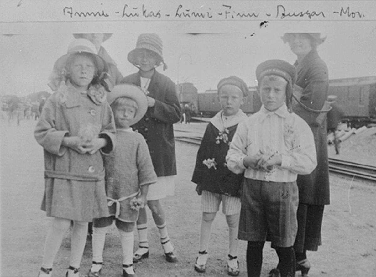 Anno Domkirkeodden, GRUPPE 7, BARN OG VOKSNE PÅ HAMAR STASJON, FRA VENSTREANNI, LUKAS, LUNNI, FINN, AAGOT OG "MOR", TOG I BAKGRUNNEN