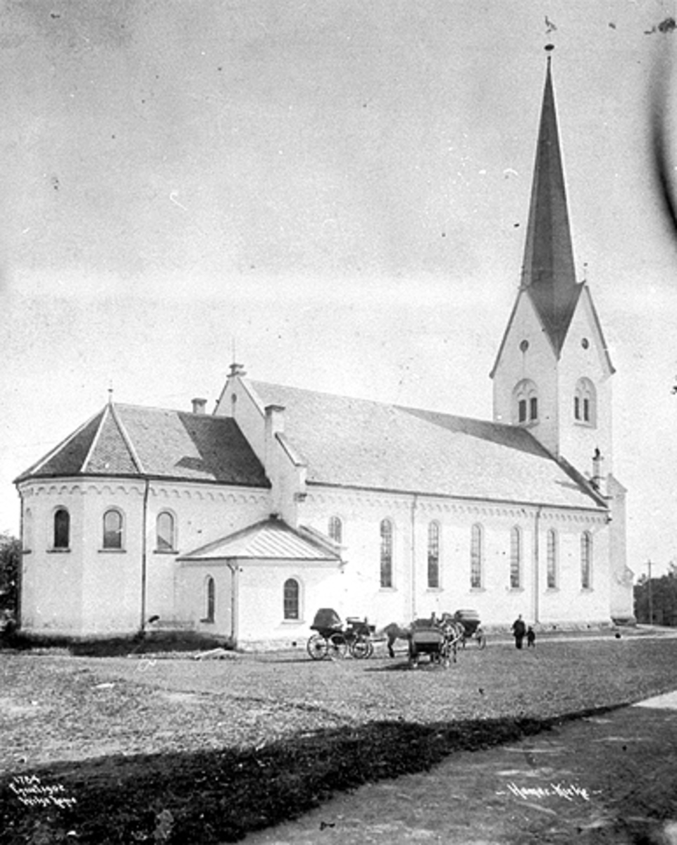 Anno Domkirkeodden, Eksteriør, Hamar Domkirke, 3 kusker, karjoler, folk. Det er vinduer i klokketårnet der hvor urskivene er nå. Se Hamarboka fra 1982 bilde nr. 185.