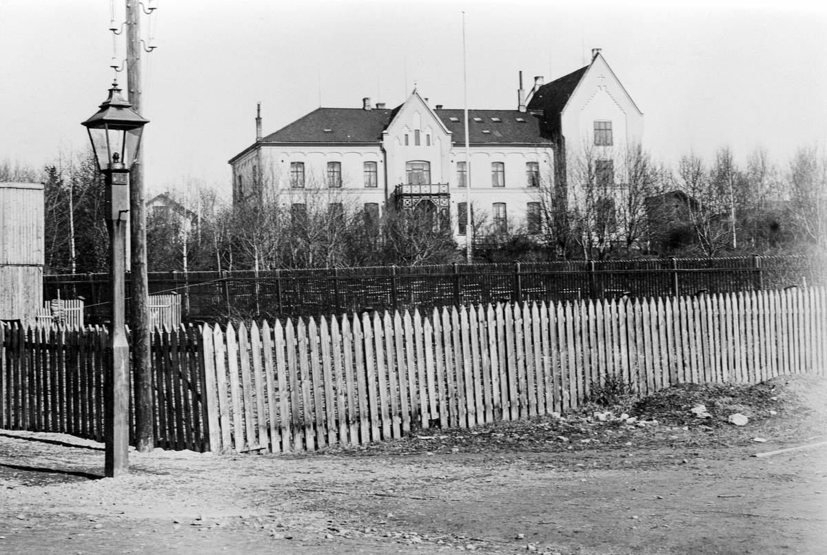 Anno Domkirkeodden, Eksteriør ved Hamar Lærerskole, Hamar Lærerhøyskole. Tillbygget til høyre fikk bygningen i 1892. Selve bygningen ble tatt i bruk i 1877. Gatelykt.