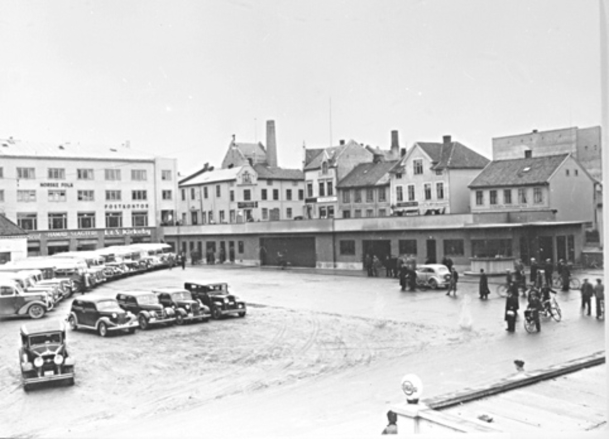 Anno Domkirkeodden, 17 BUSSER, 5 DROSJER OPPSTILT ØSTRE TORG, FRA ÅPNINGEN 15-11-38. Avisutklipp følger reg. skjema. Bildet tatt mot Arbeider-foreningen