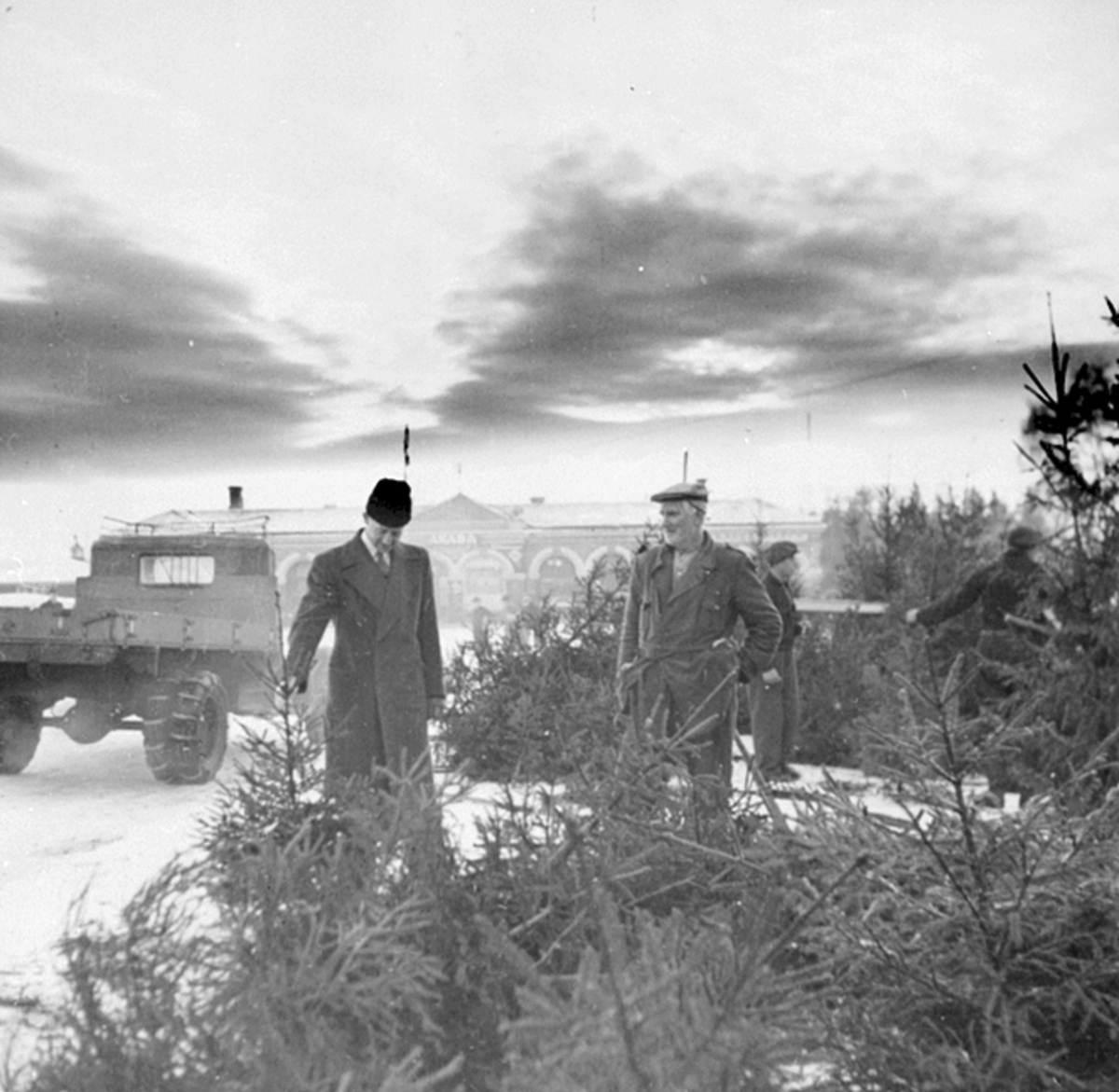 Anno Domkirkeodden, JULETRESALG, STORTORGET I HAMAR, BASARBYGNINGEN, LASTEBIL, VINTER. Første julen etter frigjøringen, da alle skulle ha seg juletre.