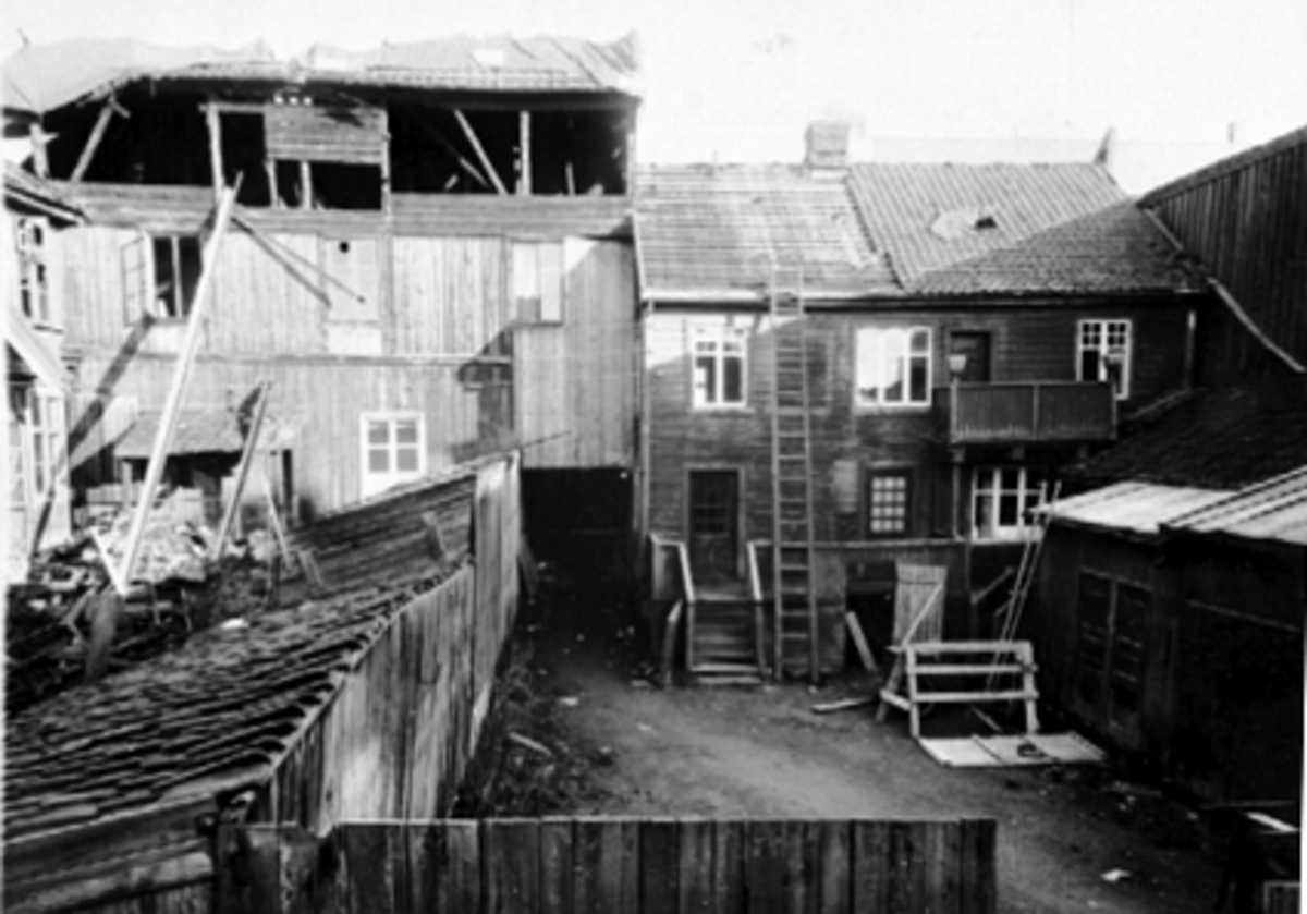 Anno Domkirkeodden, LARS HOLLOS GÅRD, BAKGÅRDEN, BRANNT JULI 1935