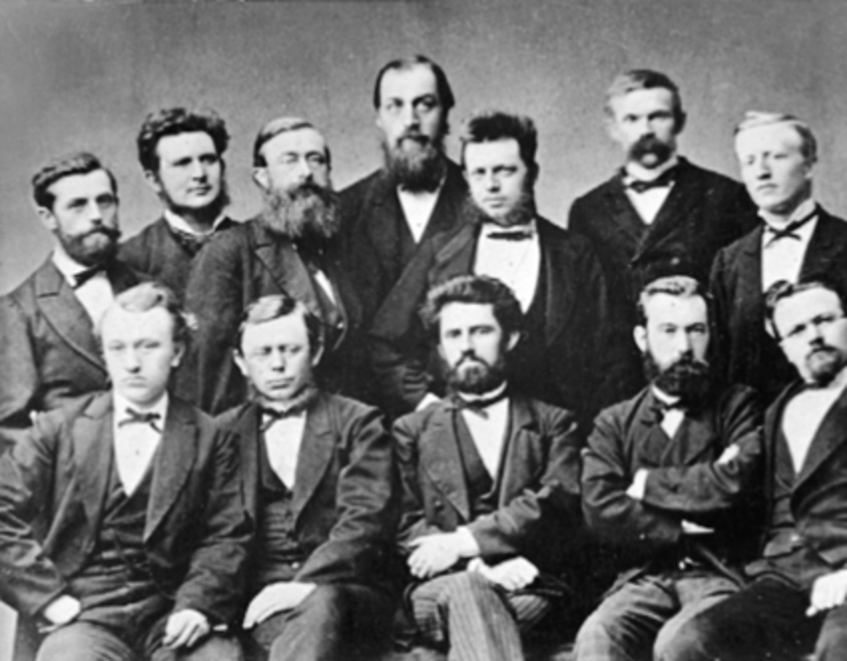 Anno Domkirkeodden, LÆRERPERSONALE, HAMAR KATEDRALSKOLE, MIDDELSKOLEN, FORAN FRA VENSTRE: THOMAS FREDRIK KRISTIAN VETLESEN, ANTON HENRIK JØRGEN HIRSCHHOLM JYNGE, CARL WILLOCH LUDVIG HORN, HÅKON BERTRAND THOMSON, PAUL HAAKON ZAHL, BAK FRA VENSTRE: CHRISTIAN RAMSETH, KRISTIAN HERMAN GETZ, ARNOLD ANDERSEN RØRHOLT, JENS J…