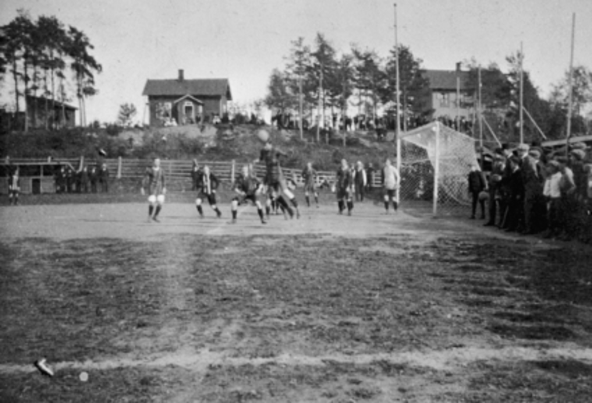 Anno Domkirkeodden, FOTBALLKAMP, UTSTILLINGSPLASSEN, FOTBALLSPILLERE, PUBLIKUMSe Idrett i Hamar gjennom 100 år. bilde nr. 108.