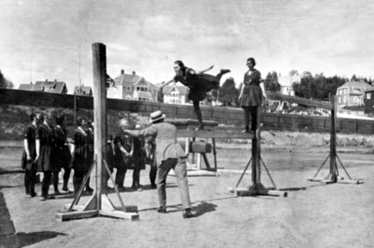 Anno Domkirkeodden, DAMETURNERE, BOM, OPPVISNING, HAMAR STADIONSe Idrett i Hamar gjennom 100 år. bilde nr. 173.