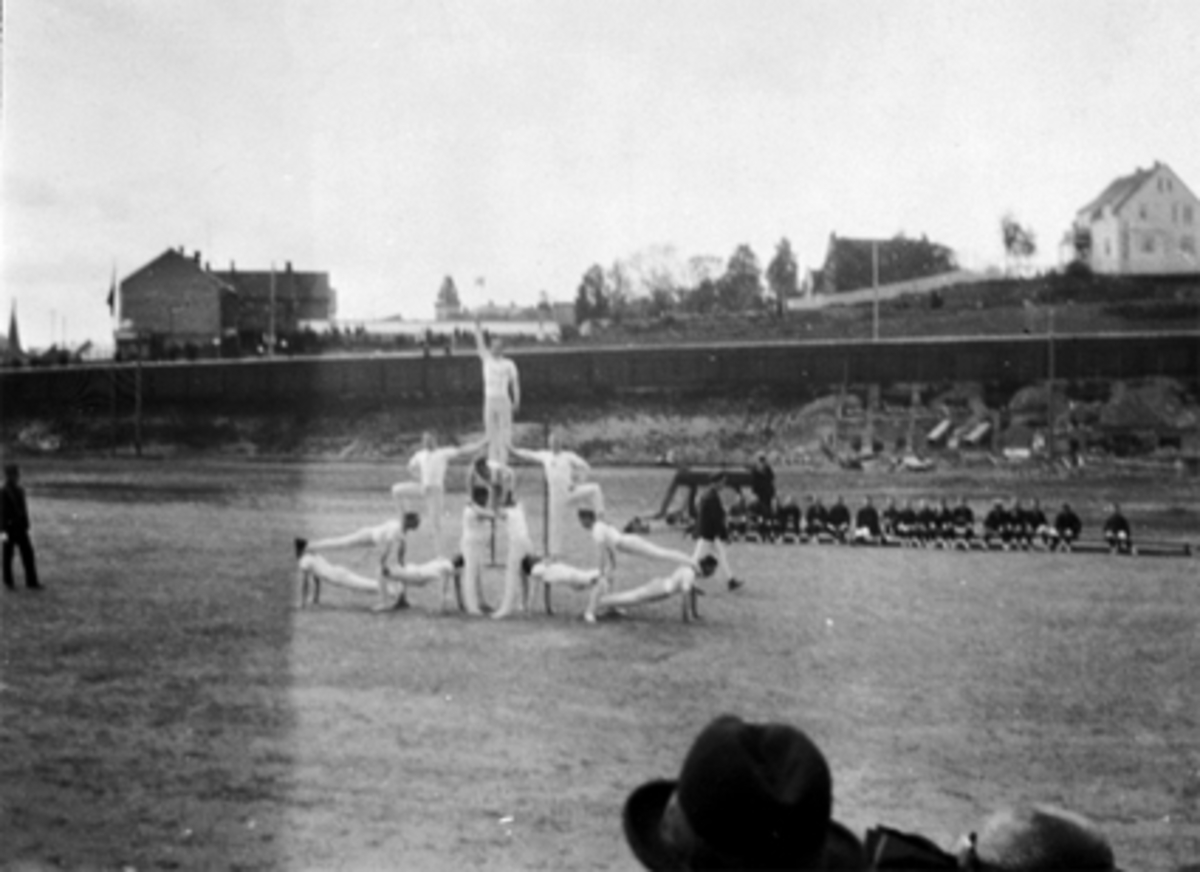 Anno Domkirkeodden, HERRETURNERE OPPSTILT, PYRAMIDE, TILSKUERE, HAMAR STADION