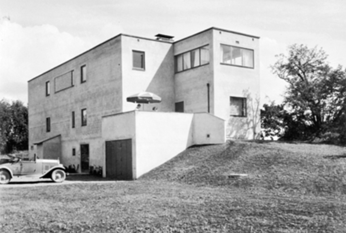 Anno Domkirkeodden, EKSTERIØR, VESTSIDEN, NORDSIDEN, "BORG", "BORGEN", "RIISE-VILLAEN", STORHAMARGT. 126. Bil D-150 på gårdsplassen. Villaen ble fredet i 1992 som et av de mest særpregede eksemplene på funksjonalistisk villa-arkitektur i Norge. Arkitekter Aasland og Korsmo.