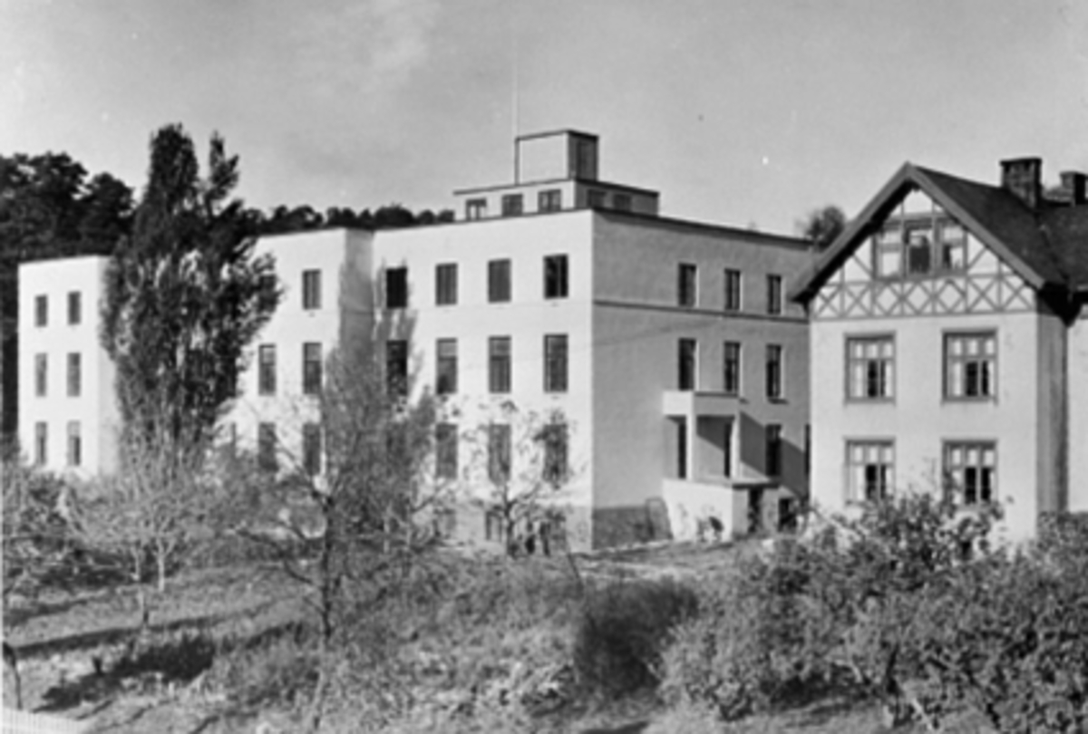 Anno Domkirkeodden, EKSTERIØR, HAMAR SJUKEHUS ETTER UTBYGGING, MODERNISERINGSlik så det ut etter utbygging og modernisering i 1934. Til v. ble det gamle sjukehus fra 1908 bygget inn i 1934.