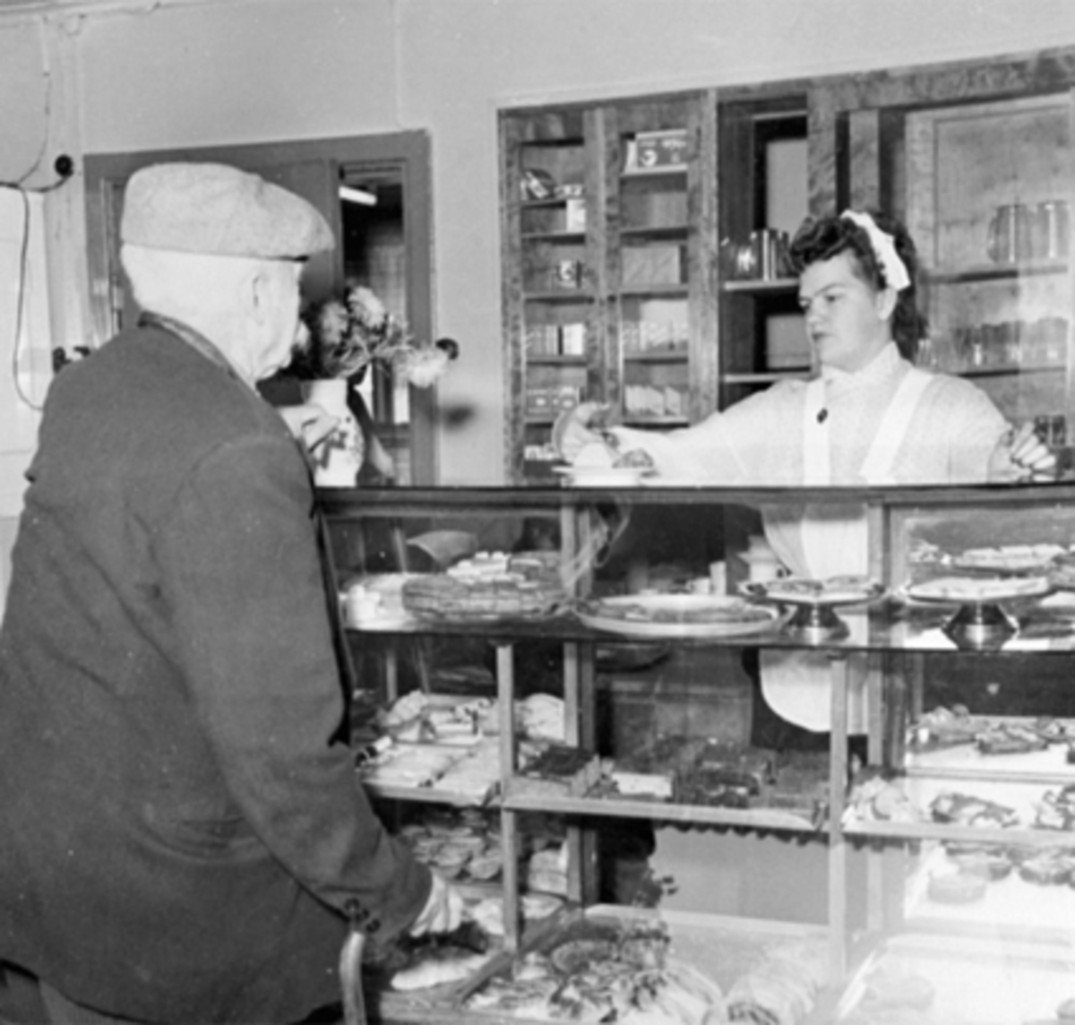 Anno Domkirkeodden, INTERIØR, CENTRUM CAFE, KAKEDISK, EKSPEDITRISE, KUNDEDagmar og Mathias Berge var vertskap på Centrum