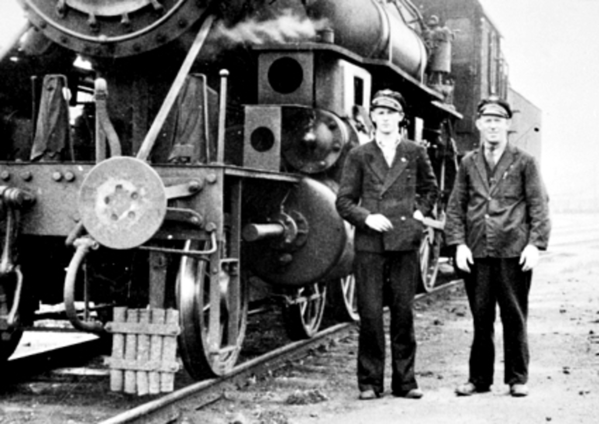 Anno Domkirkeodden, JERNBANEARBEIDERE, FYRBØTERE: S. HOLSTEN OG T. RUUD, NSB LOKOMOTIV NR 15 ELLER 16, TYPE 46 A, DAMPLOKOMOTIV GIKK PÅ HOVEDBANEN, HAMAR JERBANESTASJON