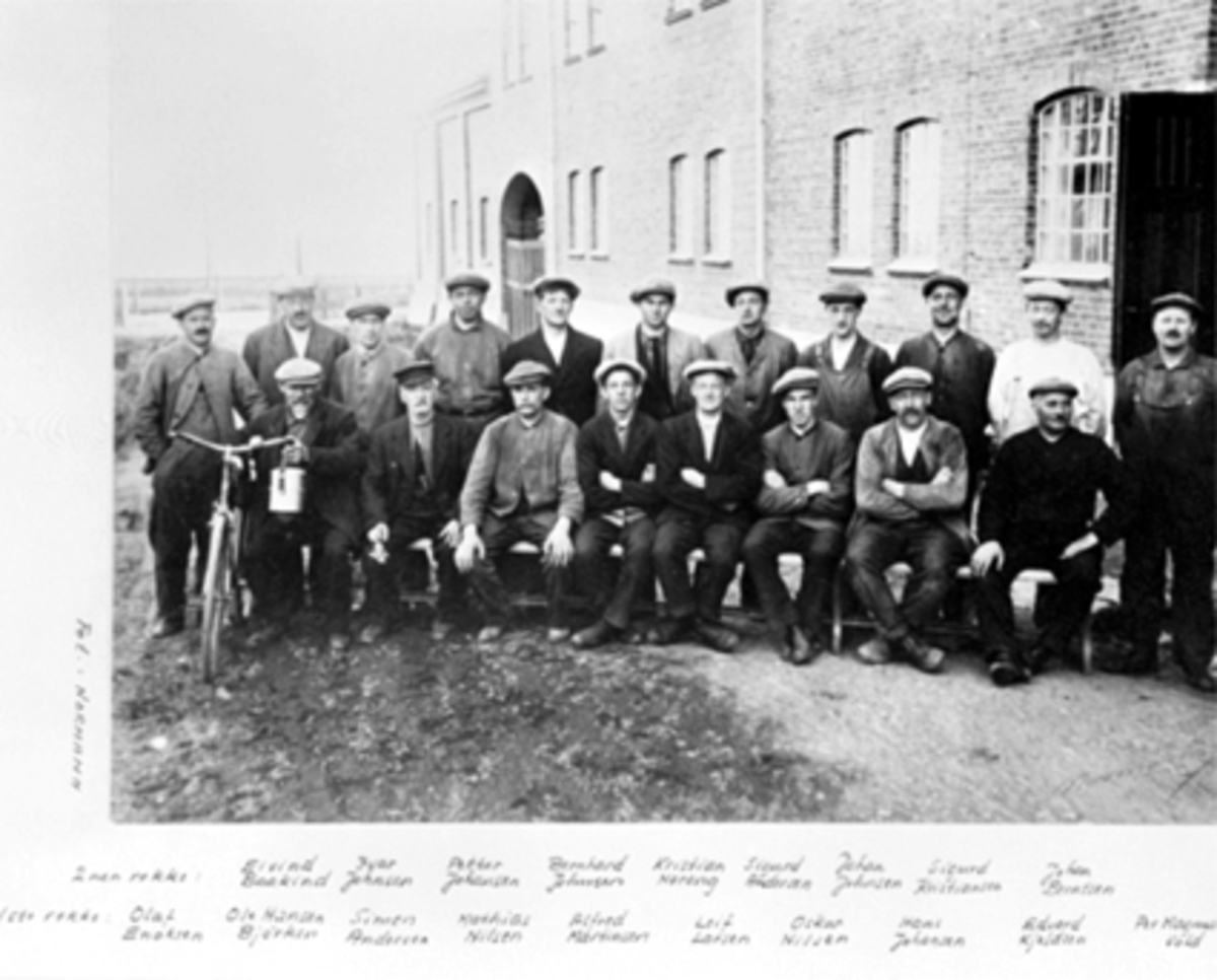 Anno Domkirkeodden, GRUPPE, 19 ARBEIDERE, KOKERIET, A/S DE NORSKE MELKEFABRIKKERNavneliste følger reg. skjema