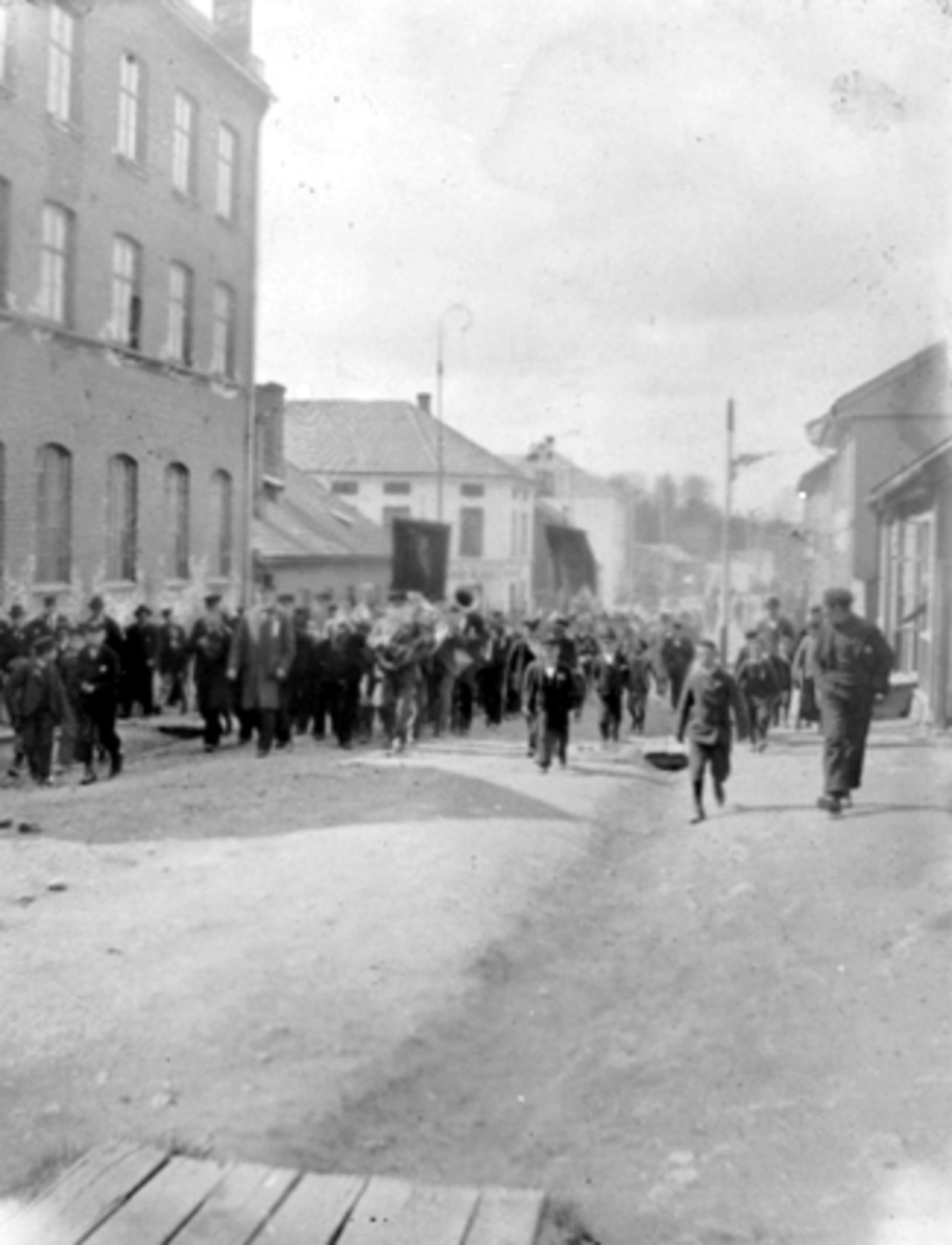 Anno Domkirkeodden, 17 MAI, SKOLEBARN KOMMER OPP GRØNNEGT. MOT MIDTBYEN SKOLE