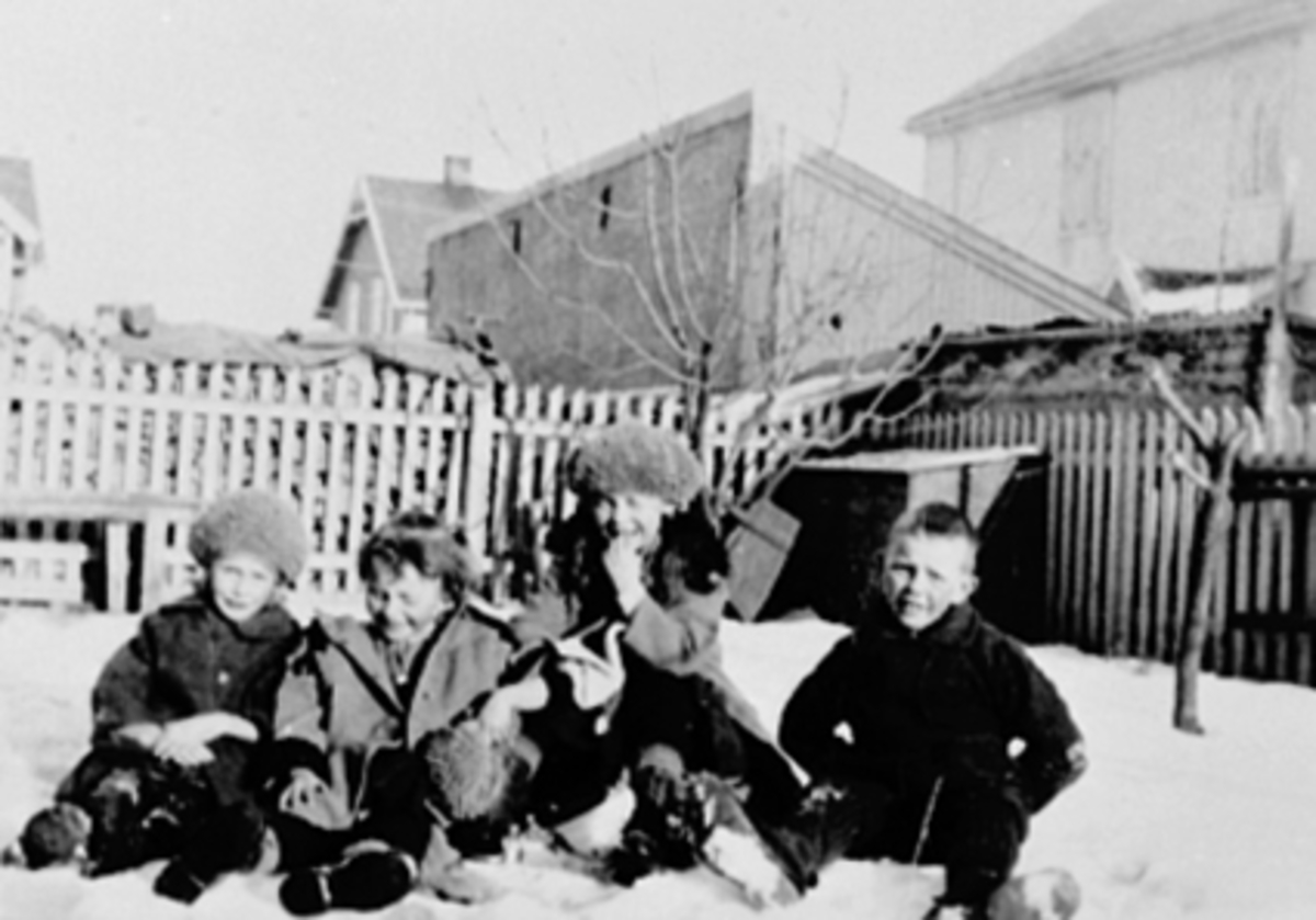 Anno Domkirkeodden, KARIN KRISTIANSEN, GUNVOR, RAGNHILD MØYSTAD, ERLING KRISTIANSENRagnhild Møystad født 1918Samme barna som 0401-4626.