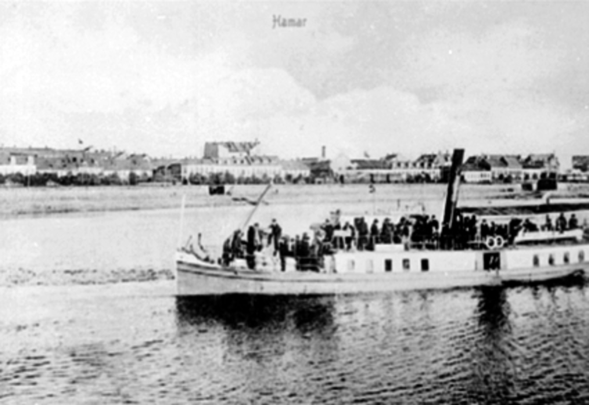 Anno Domkirkeodden, D. S. HAMAR FULL AV FOLK, MOT HAMAR BRYGGE, HAMARBUKTA
