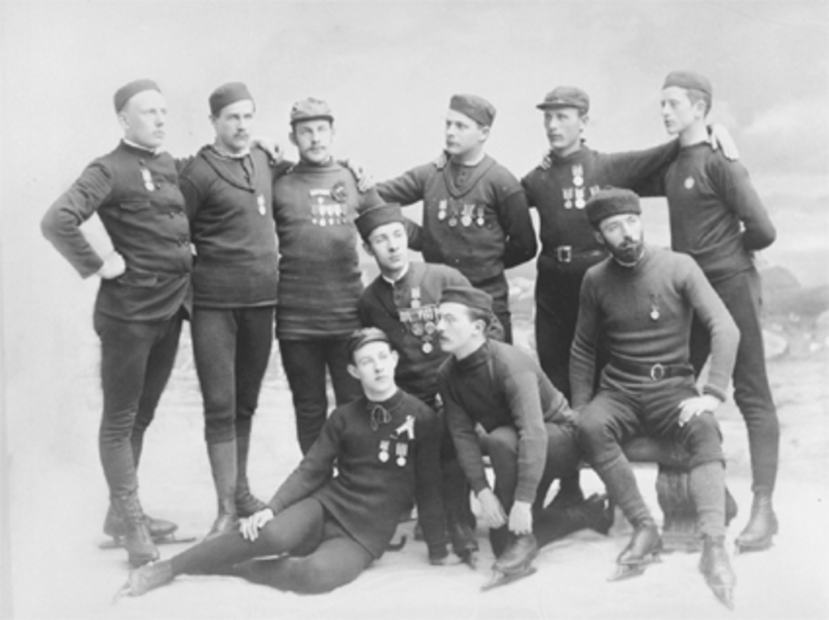 Anno Domkirkeodden, PORTRETT, 10 SKØYTELØPERE, ADOLF NORSENGAdolf Norseng nr. 3 fra h. bakre rekke. Se Idrett i Hamar gjennom 100 år. bilde nr. 22