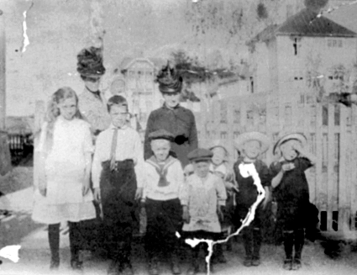 Anno Domkirkeodden, GRUPPE, 2 KVINNER, 8 BARN, OLE BULLSGATE