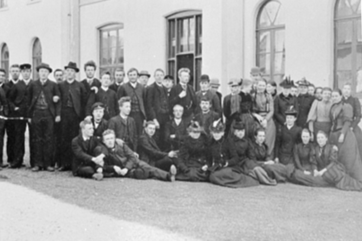 Anno Domkirkeodden, GRUPPE, ELEVER, HAMAR LÆRERSKOLE FORAN GYMNASTIKKBYGNINGEN.
