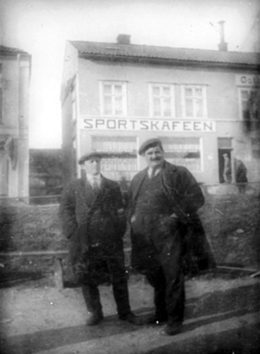 Anno Domkirkeodden, 2 MENN OPPSTILT, ØSTRE TORG, SPORTSKAFEEN