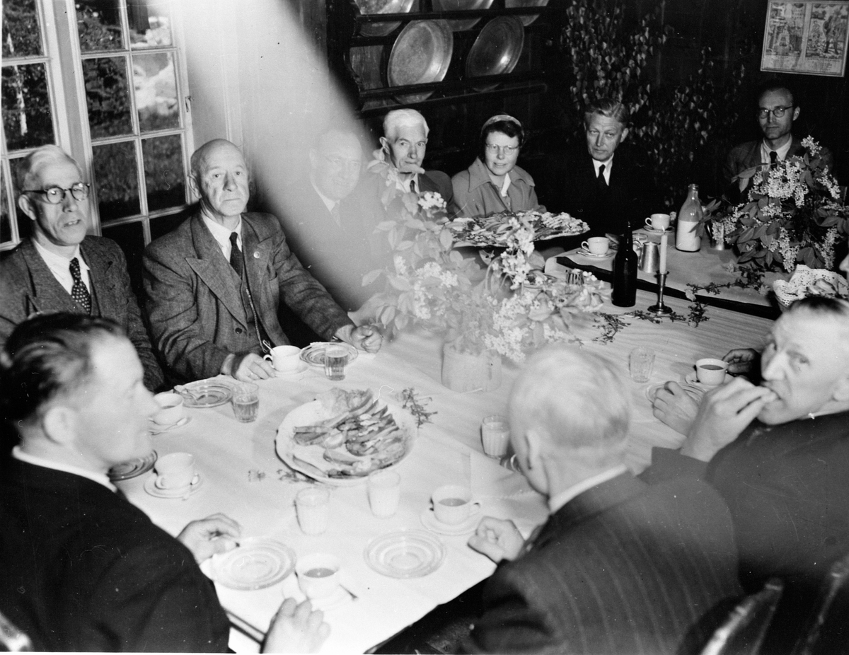 Anno Domkirkeodden, FYLKESTINGET PÅ BEFARING, SERVERES MAT, INTERIØR GRIMSRUDBYGNINGEN, DOMKIRKEODDEN
