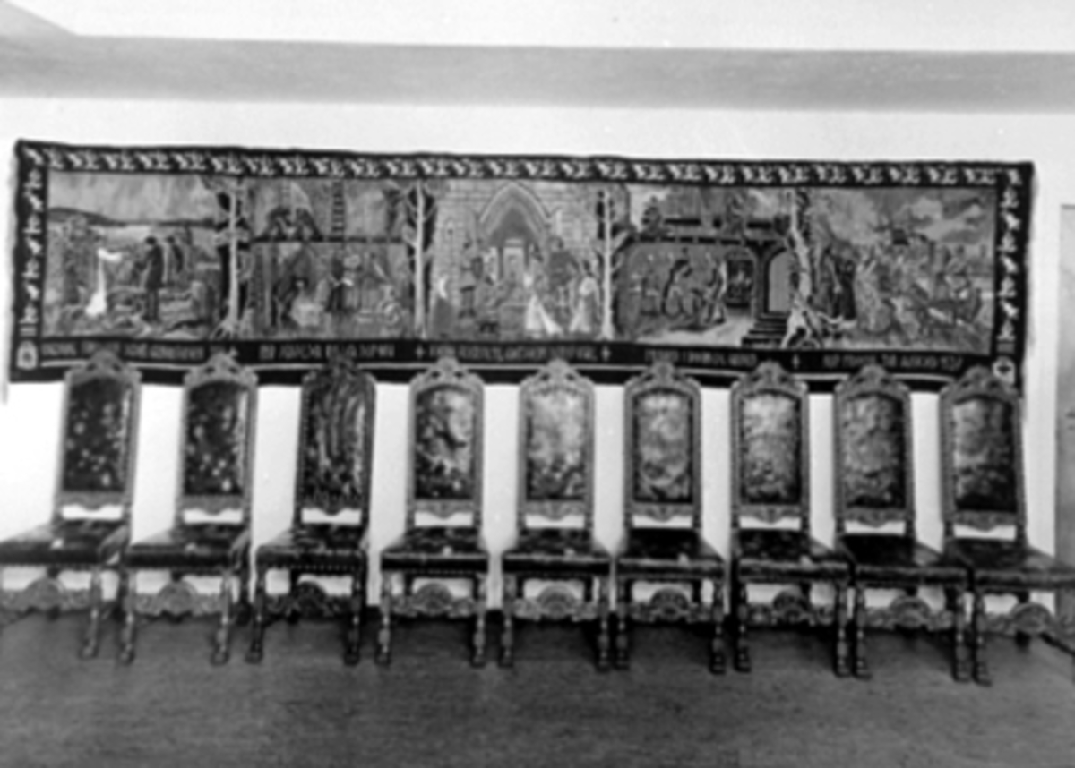 Anno Domkirkeodden, INTERIØR, "BORG", KAUPANGTEPPET, STOLER, LAURA LARSENS VEVFerdig 27 april 1942. Den første august 1942 ble teppethengt opp i Bolstadbygningen. Etter maleri av Arvid RøbergTidligere reg. nr. HH2-59.