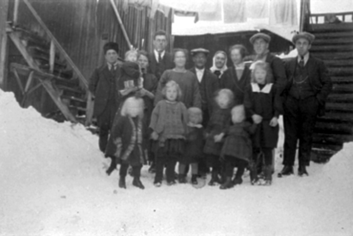 Anno Domkirkeodden, Gruppe, Mekkel Pedersen, Emma Pedersens Hus, mye folk. Familien kom fra Svaaborg (g. nr. 176-8) i Vang. Kort fra Margit til støstera Anna på hennes fødselsdag 16/1.