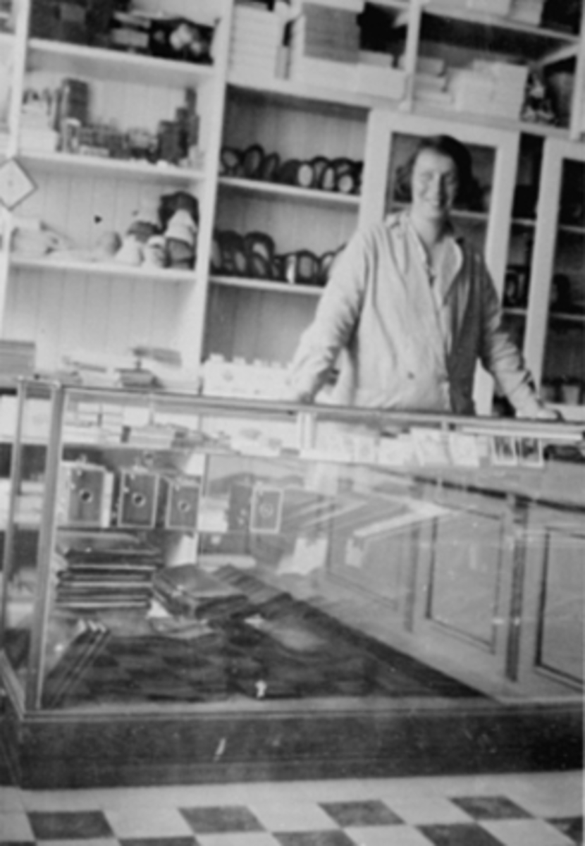Anno Domkirkeodden, HILDEGAARD BØRRESEN BAK DISKEN, A. SÆTHERS BUTIKK, FOTOAPARATER