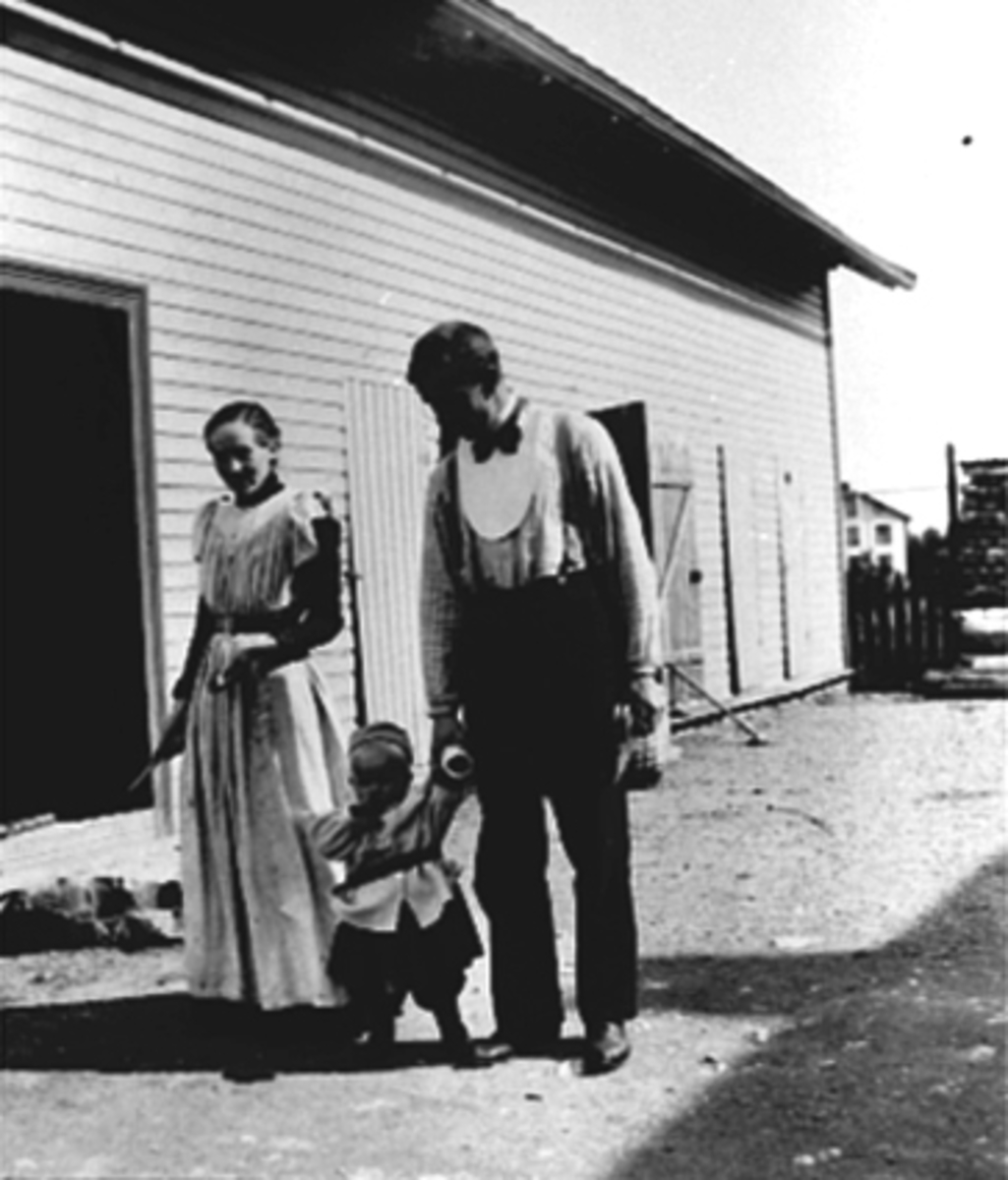 Anno Domkirkeodden, GRUPPE, FAMILIEN HARDER, LOK. FØRER EIVIND, VALBORG, LITE BARN.