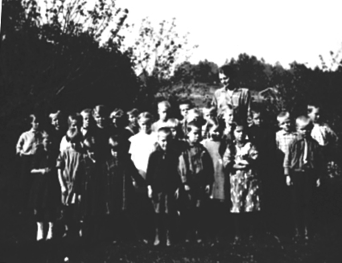 Anno Domkirkeodden, GRUPPE, SKOLEKLASSE, LÆRER KIRSTEN DALSENG, FRODE DIESEN, FREDVANGFrode Diesen født 1918, er med på bildet, dette er hans førsteskoledagse også 0401-6354-dubb. 0401-5191