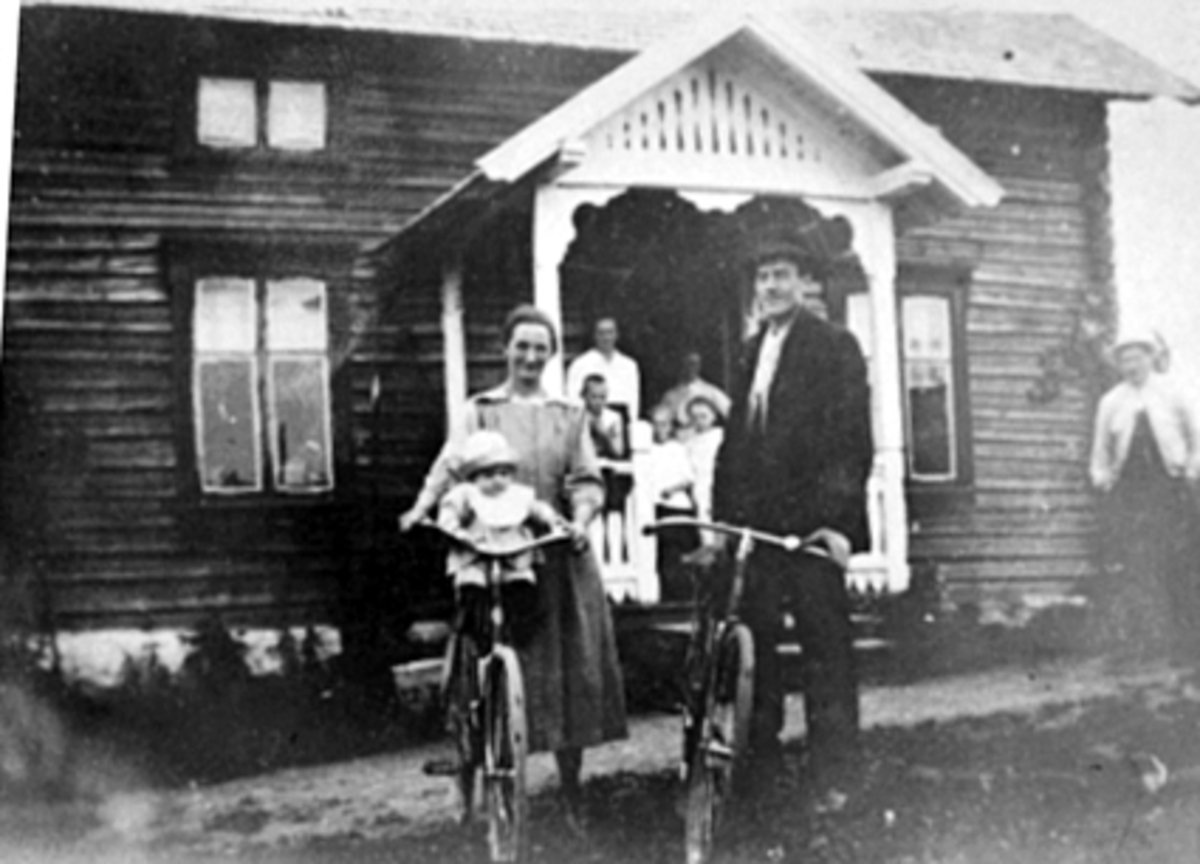 Anno Domkirkeodden, GRUPPE, LARS LARSEN, ANNA LARSEN (HELMERSEN), SYKLEREt sted utenfor Hamar. Sendt som postkort 29-9 1922